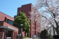 【導入事例：中央大学附属中学校・高等学校で採用】ICT教育加速と校務DXの推進の基盤となるネットワークを整備
– 国内メーカーならではの手厚いサポート力で安心感を評価 –