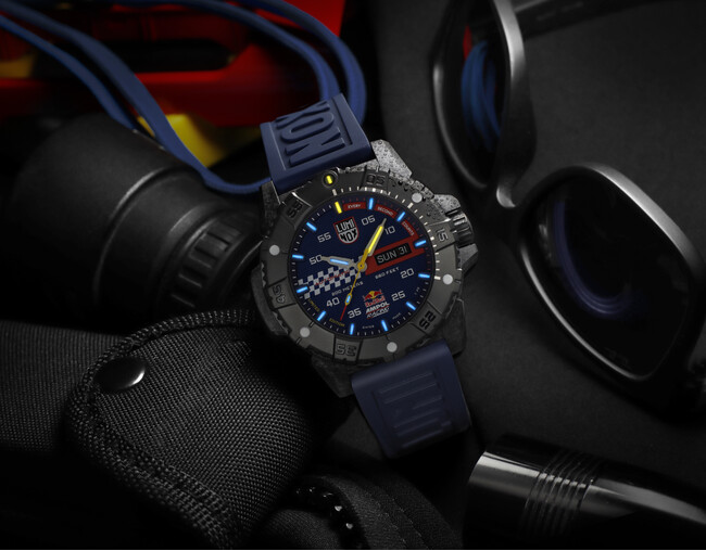 ルミノックスで人気のマスターカーボンシールオートマチックモデルからRed Bull AMPOL RACINGとの公式ウォッチの新モデル登場！