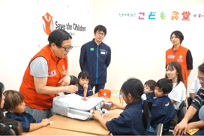 新聞紙のお椀で「ファミチキ」を実食！ 「ファミマこども食堂＋セーブ・ザ・チルドレン」防災月間に食育や防災体験を開催