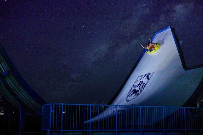 【リゾナーレグアム】グアム唯一の絶叫スライダーを夜も開放！闇夜を滑走するスリル満点のアクティビティ「絶叫ナイトマンタライド」を通年開催