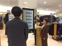 ネットとリアルを融合した「洋服の青山」の独自システム『デジラボ』　新たに357店舗に導入し10月1日（水）より全店でサービス開始！