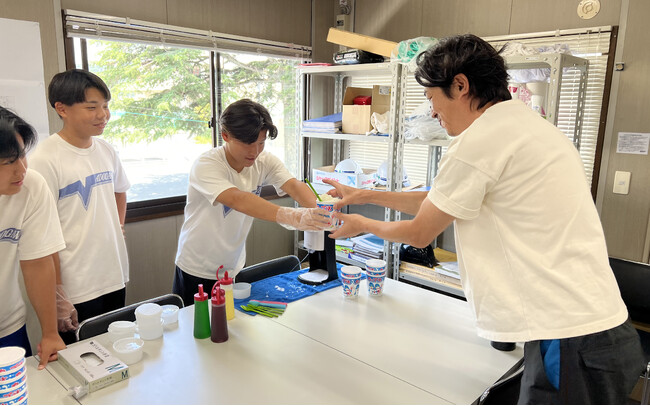 「暑い現場にひと涼みを」安曇川中学生が工事関係者へかき氷を提供――桑原組施工現場での地域連携熱中症対策企画