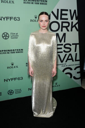 【ルイ・ヴィトン】オデッサ・ヤング、映画「Springsteen: Deliver Me From Nowhere(原題)」のニューヨークプレミアにルイ・ヴィトンを着用