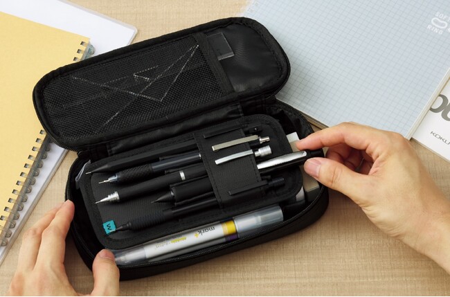 新開発“波なみホルダー”で、太い筆記具も抜き差しスムーズな「波なみホルダーペンケース＜ウェブレ＞」を発売