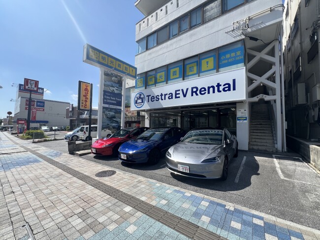 沖縄県那覇市に高級EV・テスラ専門レンタカー「Testra EV Rental」が10月1日（水）グランドオープン