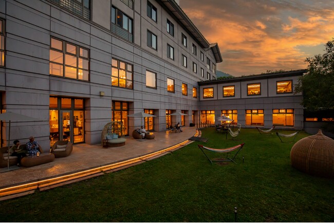 【休暇村嬬恋鹿沢】標高1,400ｍの大自然を五感で楽しめる　　　　　アウトドアリビング「白樺テラス」が10月1日リニューアル