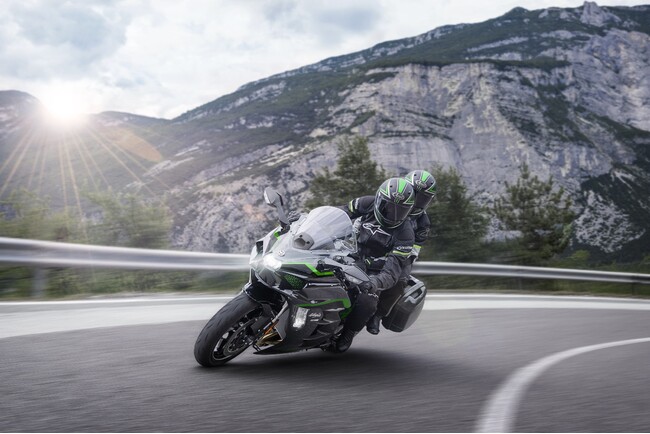 カワサキのフラッグシップツアラー「Ninja H2 SX SE」が新しいカラー&グラフィックで登場│2025年11月1日発売