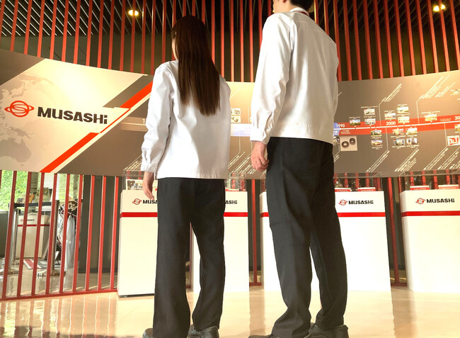 60年以上の歴史を持つ制服をリニューアル ～従業員の声を反映した「ブラックパンツ」をグローバル全拠点で導入開始～