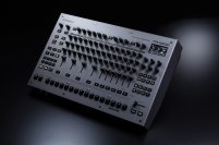 伝説的な「TR-808」「TR-909」サウンドを継承するアナログ音源搭載　リズムマシンのフラッグシップ・モデル『TR-1000』を発売