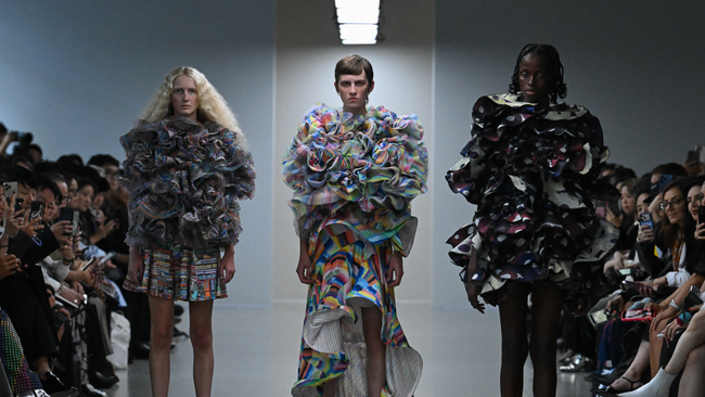 HERALBONY、アンリアレイジと共にパリ・ファッションウィークへ！「生命の可視化」をテーマに契約作家18名によるアートがランウェイを彩る