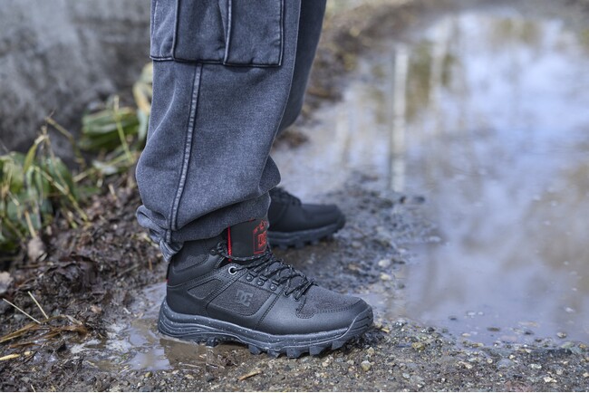 DC Shoesから防水・防滑・保温機能を備えたスニーカーブーツ「GLAZE HI」「GLAZE」が新登場。過酷な環境下で使用されるスノーボードブーツの開発で培った技術を搭載した新基準シューズが誕生！