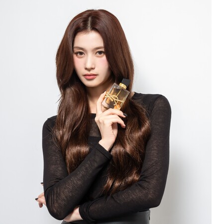 【YSL BEAUTY】TWICE SANAに、自信と輝きをもたらす、YSLのアイコンフレグランス「リブレ オーデパルファム」。“自由”に、そして大胆に、特別なオーラを纏う。