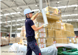 ストレッチフィルムを使用した作業の様子