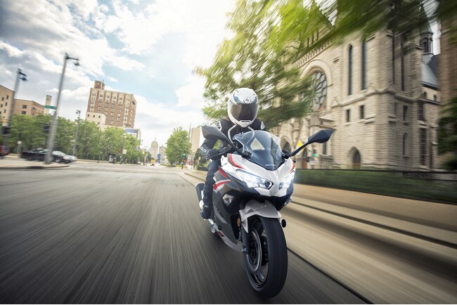 カワサキから軽量かつ高性能、シャープなスタイリングの「Ninja 400」が新たなカラー＆グラフィックで2025年11月1日に発売
