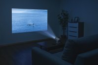 簡単設置で、どこでも大画面が楽しめる！1万円を切るコンパクトプロジェクターをエディオンとニトリで販売開始！