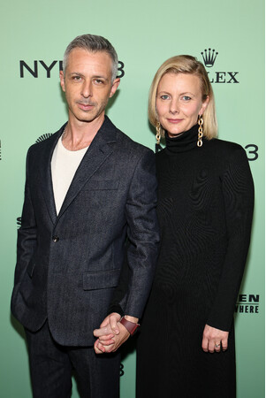【ロロ・ピアーナ】ジェレミー・ストロングとエマ・ウォールがニューヨーク映画祭にてロロ・ピアーナを着用