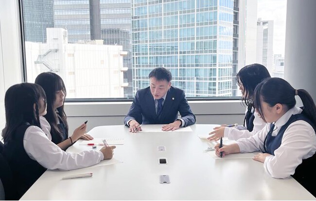 アディーレが中学生と考える「退職代行」