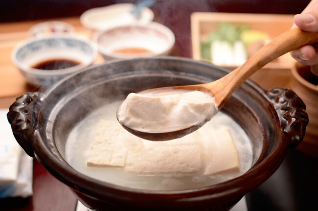 人気温泉地 箱根・仙石原にて、とろける食感の「温泉湯豆腐」と「箱根峠の釜めし」を提供する「箱根とうふ茶屋 八十八（やそはち）」が2025年10月6日にオープン。