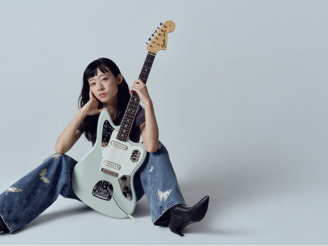 羊文学・塩塚モエカ 初のFenderシグネイチャーギター『Moeka Shiotsuka Jaguar(R) moni』2025年11月26日（水）発売決定！