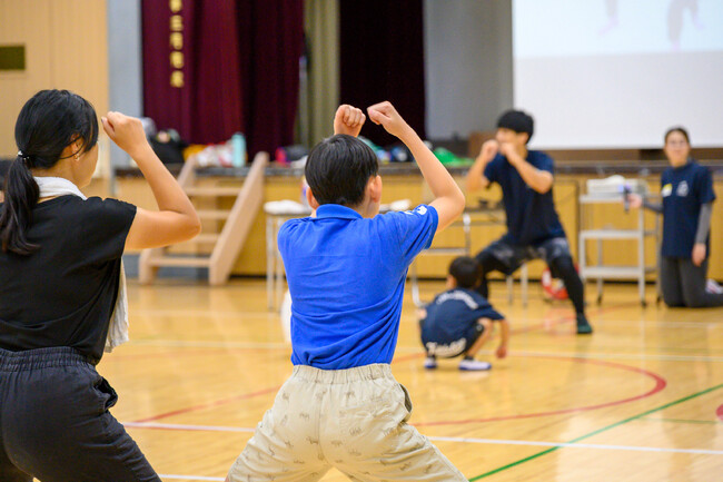 【イベントレポート】運動×テクノロジーによる発達支援サービス「へやすぽアシスト」、世田谷区立東玉川小学校のPTA家庭教育学級にて「発達の土台を育てる『親子でできる運動遊び』」イベントを開催