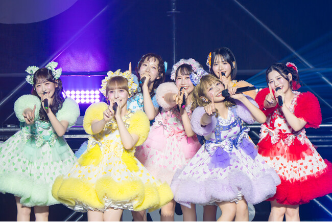 FRUITS ZIPPERのライブにしんちゃんがサプライズ登場！ 『クレヨンしんちゃん』新主題歌「はちゃめちゃわちゃライフ！」をコラボ披露