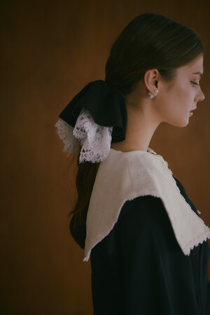 ウェディングドレスの端材が日常に── ecmile. × ALPHA BLANCA、アップサイクル・シュシュ＆巾着セットを共同開発