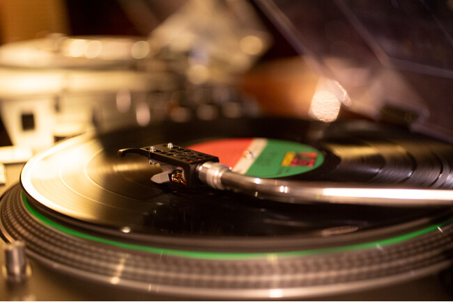【レコードナイト in Oak Room】開催！DJが奏でるアナログサウンドで金曜の夜のひとときを