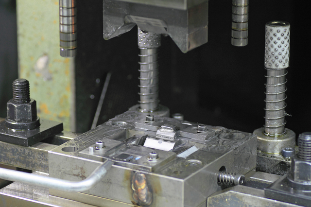 「モノづくり」の立役者　金型産業が苦境「倒産・廃業」4年連続増加　　金型メーカーの6割が「業績悪化」、コストアップを転嫁できず苦境