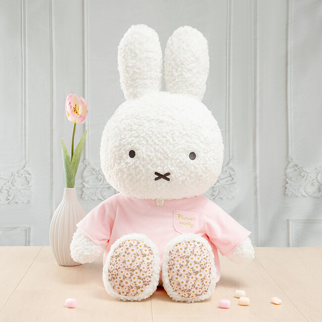 2025年12月12日(金)より「フラワーミッフィー」にて、人気商品「着せかえほわほわぬいぐるみ」が大きくなった「Flower Miffy　おおきなほわほわぬいぐるみ　デイジーピンク」が順次登場！