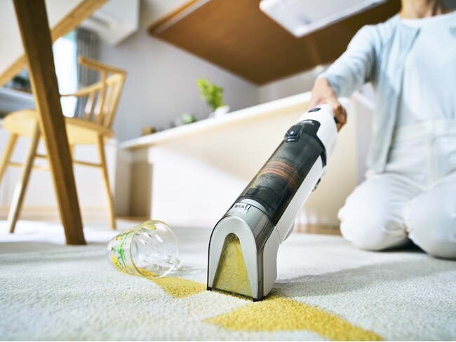 「あっ！」と思った瞬間 強力吸引で、サッとシミ取り。液体汚れに　サッと使えるコードレスハンディ型シミ取りクリーナー「Shark(R) StainForce コードレスシミ取りクリーナー」新発売
