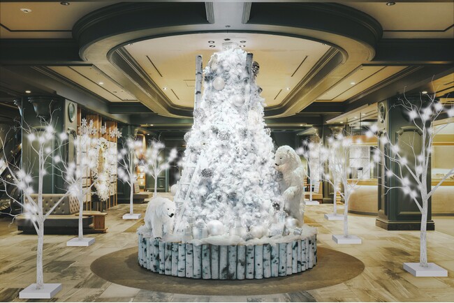 【OMO7旭川】館内で純白の雪化粧に染まったクリスマスツリーやアドベントカレンダーを楽しめるクリスマスイベント「雪降る街のホワイトクリスマス」開催