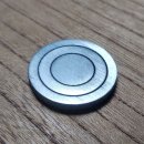 写真3(ハフニウムの板材料を入れ子状に切り分けた写真) 写真3(ハフニウムの板材料を入れ子状に切り分けた写真)