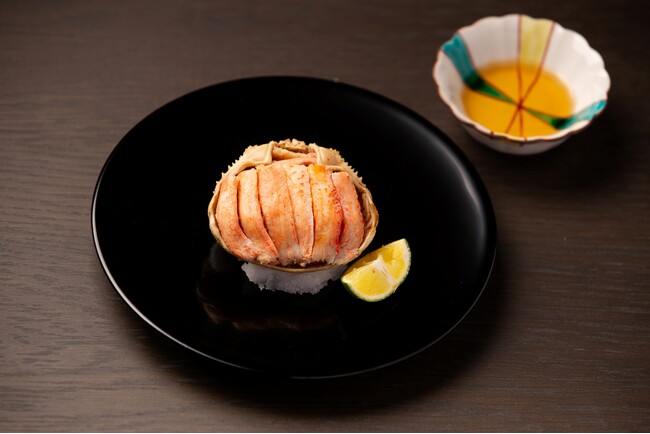 金沢 兼六園下の「金沢 鮨 松の下」では、11月10日（月）より、北陸の冬の味覚の王者 ”香箱蟹” を堪能する「北陸の蟹付き 寿司食べ放題コース」をご提供いたします。