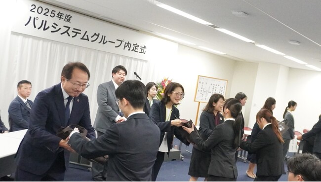 パルシステムグループ内定式 29人へ「理事長イチ!推しパルセット」贈呈