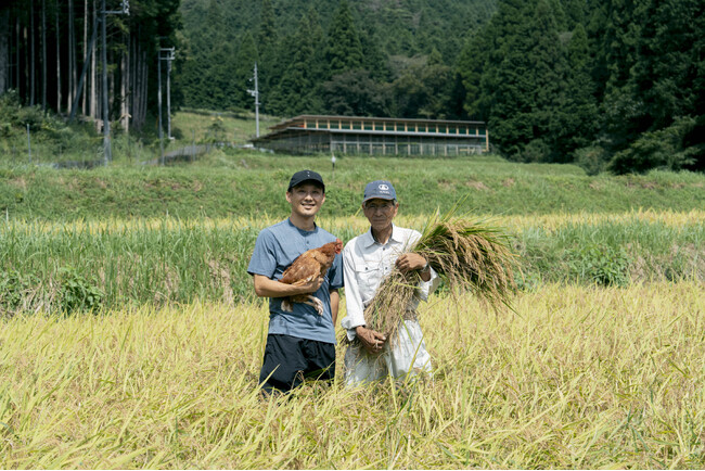 平飼い養鶏から始まる資源循環の取り組み─新米卵かけご飯セットの販売を開始