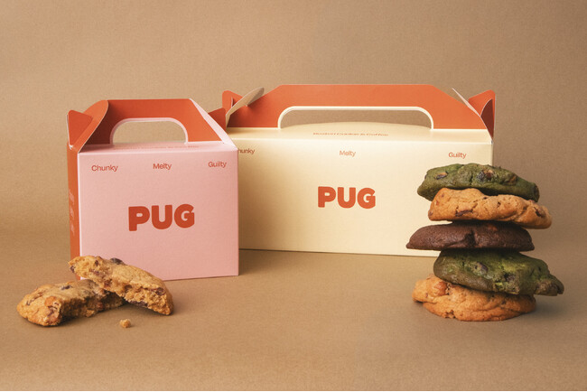 アメリカンクッキーブランド「PUG」の累計25万枚以上のベストセラー「ボストンクッキー」に、待望の新フレーバー「抹茶」と「チョコ」が仲間入り！さらに、期間限定メニュー「紫芋のハロウィンラテ」も新登場！
