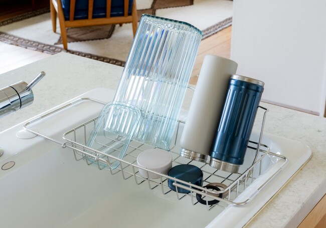 [新発売]サッと広げて、水筒もお皿もすっきり乾かす。シンクを有効活用する畳める水切りかご