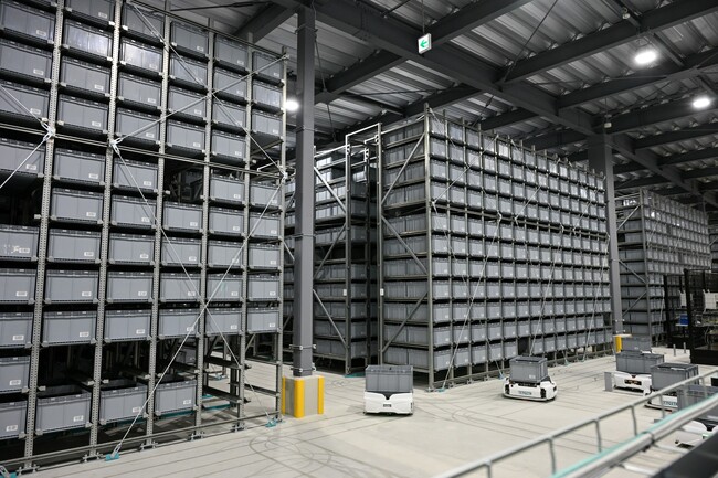 26台の搬送ロボが縦横無尽に商品を入出庫。作業負荷軽減し、ピッキング作業が効率化