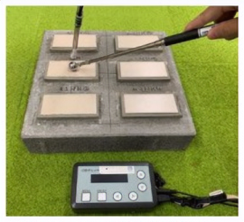 ハンマーによる試験体への打診 ハンマーによる試験体への打診