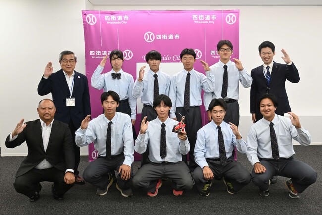 千葉敬愛高等学校男子ソフトボール部が四街道市長を表敬訪問しました