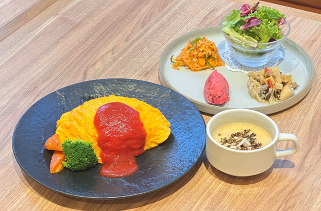 10月10日は「トマトの日」×「目の愛護デー」野菜の彩りで「目から元気になれるオムライス」をカフェ＆レストラン（ロートレシピ）で販売