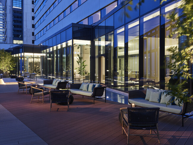 みなとみらいの風と音楽に包まれて港を望むテラスで聴く、心満たされるギターの生演奏