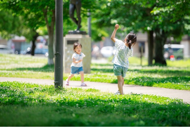猛暑が子どもの発達機会を奪う？ 夏休みの外遊び時間『30分未満』が約4割。気候変動が学びと体の発達に影響、子どもの外遊び実態からの警鐘