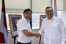 インドネシア移住労働者保護省 職業訓練機関開発担当局長アブリダナル プラバワ氏(左)、ROY株式会社代表取締役 大石 竜次(右) インドネシア移住労働者保護省 職業訓練機関開発担当局長アブリダナル プラバワ氏(左)、ROY株式会社代表取締役 大石 竜次(右)