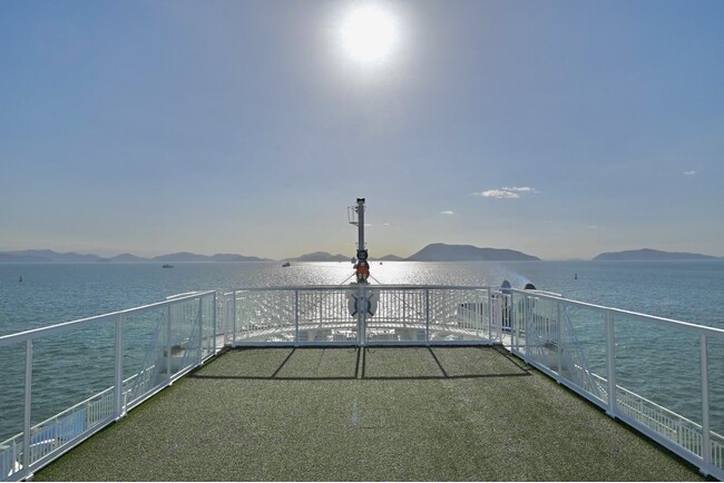 「瀬戸内海に浮かぶテラスリゾート」体験が進化 「あおい」の展望デッキ「空のテラス」がガラス張り仕様にリニューアル | ジャンボフェリー