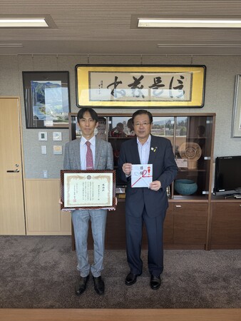 【株式会社スカウト】企業版ふるさと納税を活用し、会津若松市に2年連続で累計200万円を寄付し、室井市長が感謝状を授与。