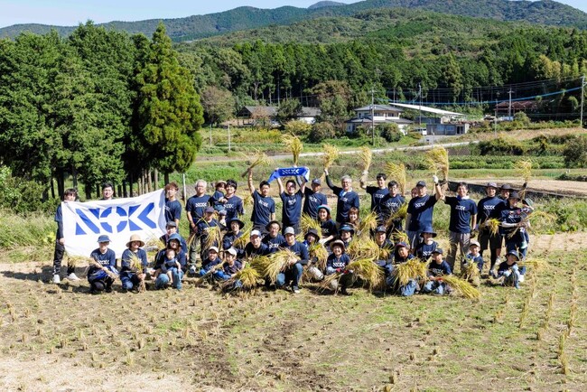 NOK、くまもと地下水財団「水田オーナー制度」に協賛し熊本事業場社員ら50人が「地下水を育む水田」の稲刈りに参加