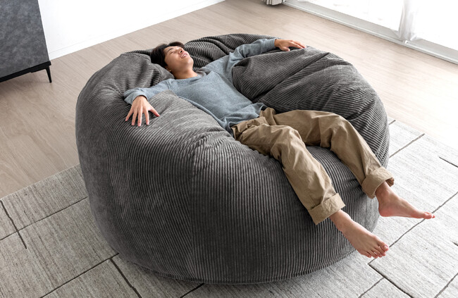 全身を受け止めるこのサイズ！人をダメにする最終形態 ビーズ+ウレタンで解決！超ど級“もっちりフィットクッション”誕生