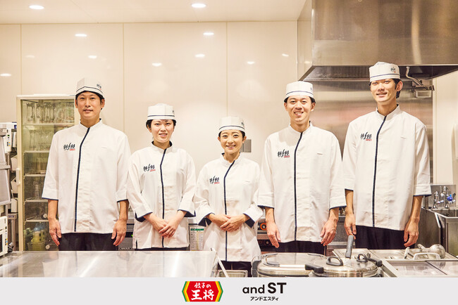 アンドエスティが、「餃子の王将」のキッチンスタッフユニフォームをプロデュース！伝統と革新を融合した、機能性や快適性を兼ね備えたデザインを提供