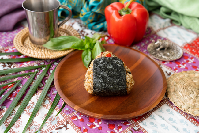 オルビス、完全食おにぎりブランド『COCOMOGU（ココモグ）』より新ラインナップ「ごろごろ旨み鶏とフレッシュバジルのガパオ風おにぎり」2025年10月15日（水）専用オンラインストアで販売開始